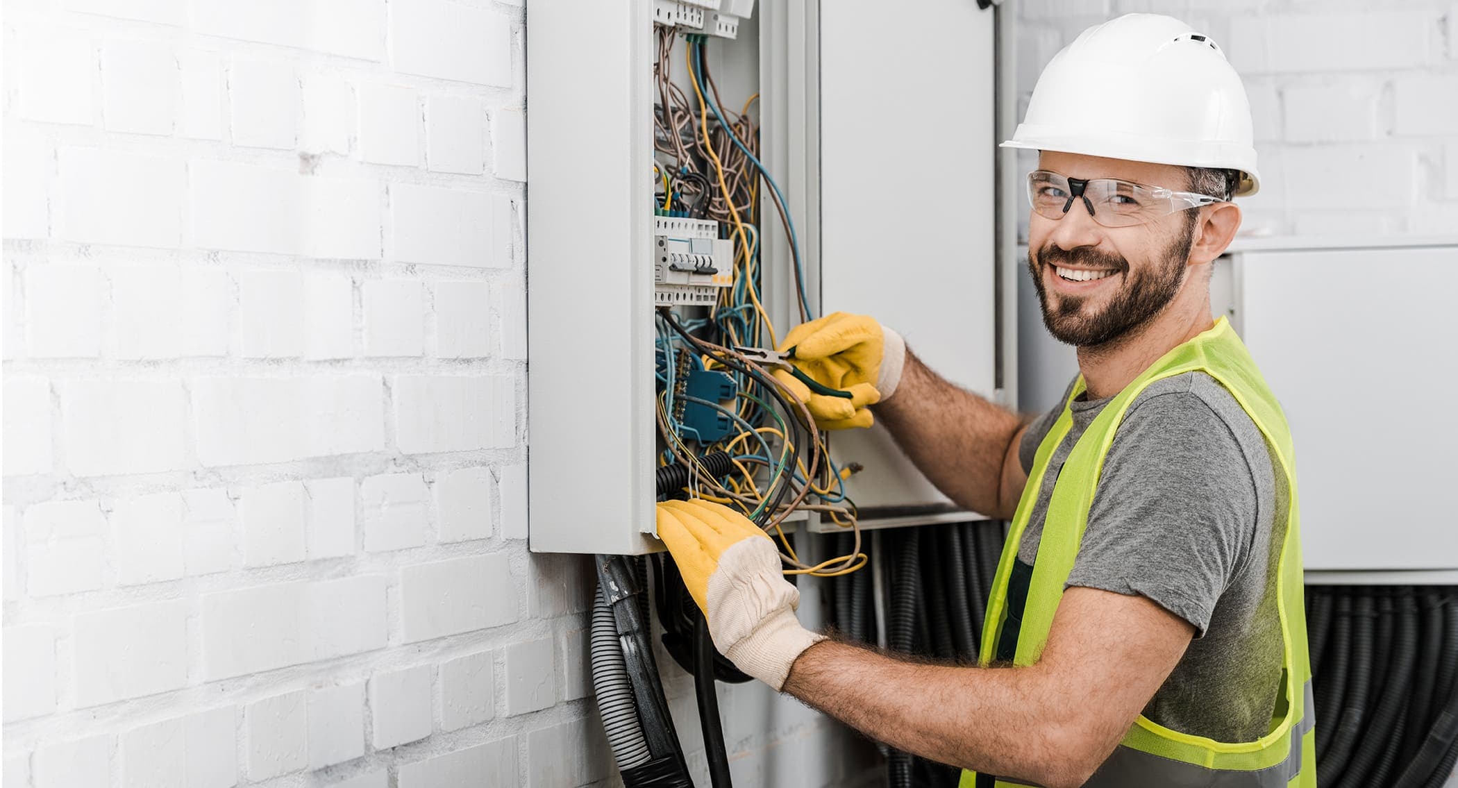 Elektriker von Jens Neumann Elektrotechnik freut sich auf Ihre Anfrage